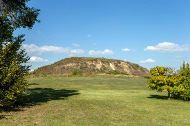 Macaristan 'ın Szazhalombatta kentindeki arkeoloji parkında Neolitik kargaşa. Kasabanın kıyısındaki neolitik kargaşa üzerine inşa edilmiş..