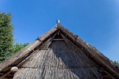 Macaristan 'ın Szazhalombatta kentindeki Arkeoloji parkında demir çağı evi. Kasabanın kıyısındaki neolitik kargaşa üzerine inşa edilmiş..