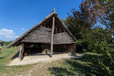 Macaristan 'ın Szazhalombatta kentindeki Arkeoloji parkında demir çağı evi. Kasabanın kıyısındaki neolitik kargaşa üzerine inşa edilmiş..