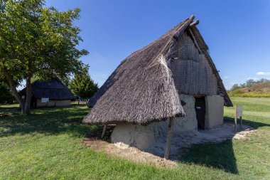 Macaristan 'ın Szazhalombatta kentindeki Arkeoloji parkında demir çağı evi. Kasabanın kıyısındaki neolitik kargaşa üzerine inşa edilmiş..