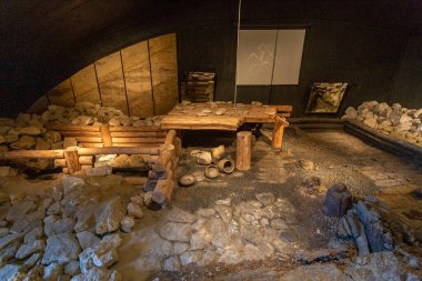 Macaristan, Szazhalombatta 'daki arkeoloji parkı. Kasabanın kıyısındaki neolitik kargaşa üzerine inşa edilmiş..