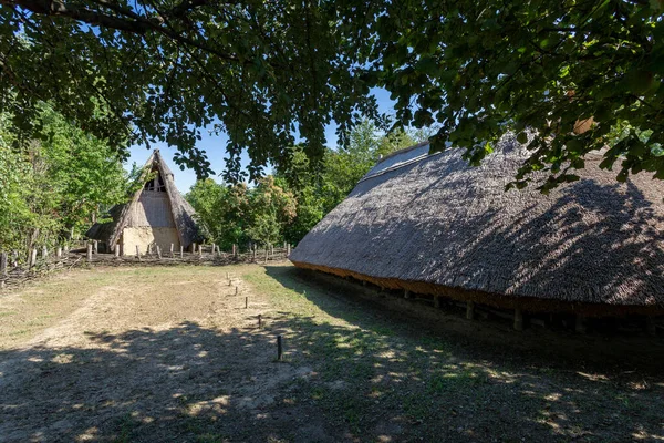 ハンガリーのサザハルモバタにある考古学公園の鉄器時代の家 町の端にある新石器時代の古墳群に建てられた — ストック写真