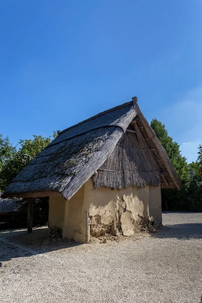 ハンガリーのサザハルモバタにある考古学公園の鉄器時代の家 町の端にある新石器時代の古墳群に建てられた — ストック写真