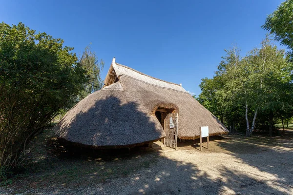 ハンガリーのサザハルモバタにある考古学公園の鉄器時代の家 町の端にある新石器時代の古墳群に建てられた — ストック写真