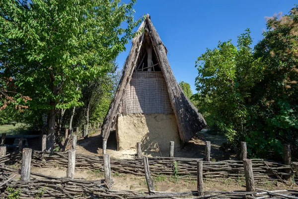 ハンガリーのサザハルモバタにある考古学公園の鉄器時代の家 町の端にある新石器時代の古墳群に建てられた — ストック写真