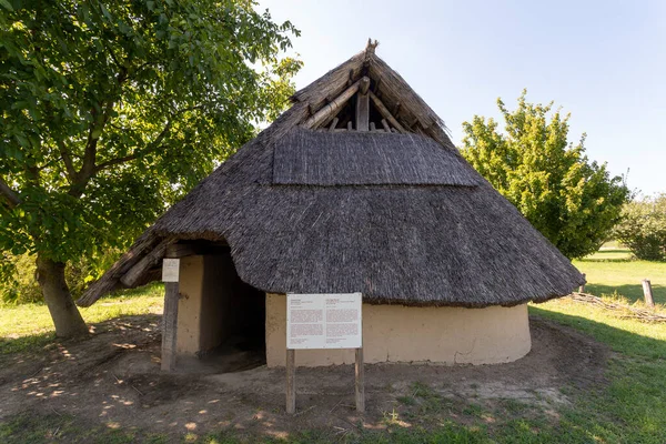 ハンガリーのサザハルモバタにある考古学公園の鉄器時代の家 町の端にある新石器時代の古墳群に建てられた — ストック写真