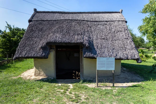 ハンガリーのサザハルモバタにある考古学公園の鉄器時代の家 町の端にある新石器時代の古墳群に建てられた — ストック写真