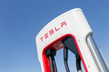 Gyor, Macaristan - 08 29 2020: Macaristan 'ın Gyor kenti yakınlarındaki Tesla Supercharger İstasyonu.