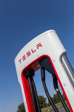 Gyor, Macaristan - 08 29 2020: Macaristan 'ın Gyor kenti yakınlarındaki Tesla Supercharger İstasyonu.