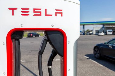 Gyor, Macaristan - 08 29 2020: Macaristan 'ın Gyor kenti yakınlarındaki Tesla Supercharger İstasyonu.