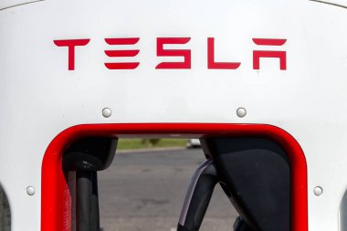 Gyor, Macaristan - 08 29 2020: Macaristan 'ın Gyor kenti yakınlarındaki Tesla Supercharger İstasyonu.