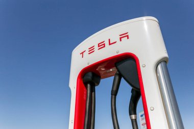 Gyor, Macaristan - 08 29 2020: Macaristan 'ın Gyor kenti yakınlarındaki Tesla Supercharger İstasyonu.