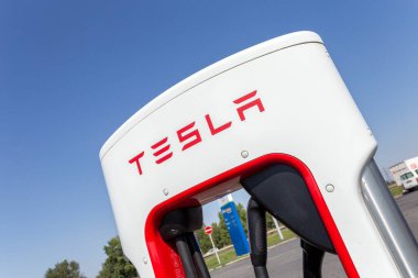 Gyor, Macaristan - 08 29 2020: Macaristan 'ın Gyor kenti yakınlarındaki Tesla Supercharger İstasyonu.