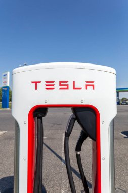 Gyor, Macaristan - 08 29 2020: Macaristan 'ın Gyor kenti yakınlarındaki Tesla Supercharger İstasyonu.