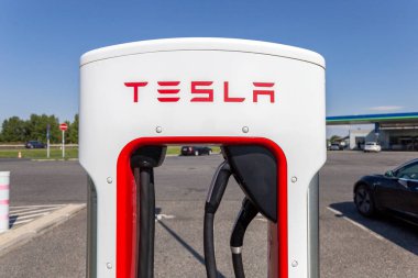 Gyor, Macaristan - 08 29 2020: Macaristan 'ın Gyor kenti yakınlarındaki Tesla Supercharger İstasyonu.