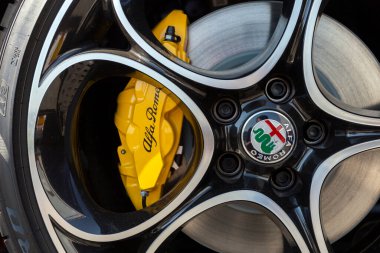 Gyor, Macaristan - 08 29 2020: Alfa Romeo araba tekerleğinin yakın çekimi.