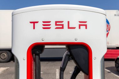 Gyor, Macaristan - 08 29 2020: Macaristan 'ın Gyor kenti yakınlarındaki Tesla Supercharger İstasyonu.