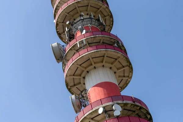 背景に澄んだ空を背景にした通信塔のクローズアップ — ストック写真
