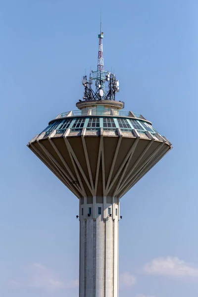 Nahaufnahme Eines Wasserturms Mit Klarem Himmel Hintergrund — Stockfoto