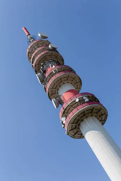 Nahaufnahme Eines Telekommunikationsturms Mit Klarem Himmel Hintergrund — Stockfoto