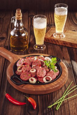 Dilimlenmiş kızarmış kalamar sosisi soğan ve birayla birlikte - Brezilya mezesi