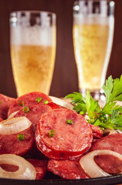 Dilimlenmiş kızarmış kalamar sosisi soğan ve birayla - Brezilya aperatifi yakın plan