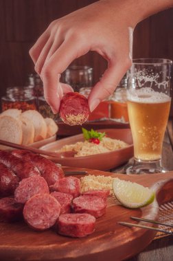 Dilimlenmiş ızgara sosis, Brezilya barbeküsü.