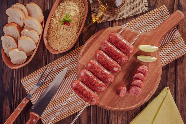 Tahtada ızgara sosis şişi, Brezilya barbeküsü.