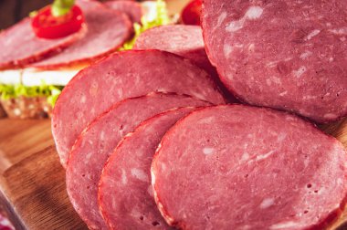 Baharatlı füme salam dilimleri. Salame Cracovia - Clouse-up