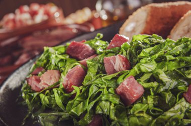 Domuz pastırmalı sotelenmiş lahana.