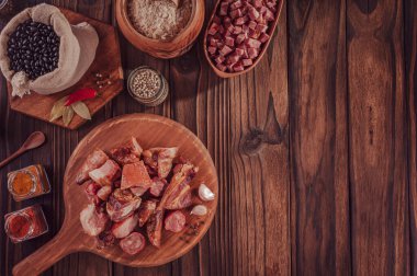 Tipik bir Brezilya yemeği feijoada için gereksinimler - Boşluk kopyasıyla üst görünüm