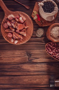 Tipik bir Brezilya yemeği feijoada için gereksinimler - Boşluk kopyasıyla üst görünüm