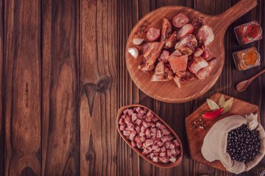 Tipik bir Brezilya yemeği feijoada için gereksinimler - Boşluk kopyasıyla üst görünüm