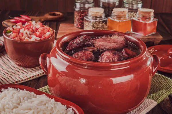 Füme domuz pirzolası, fileto ve sosisli Brezilya feijoadası.