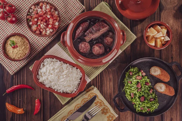 Füme domuz pirzolası, fileto ve sosisli Brezilya feijoadası.