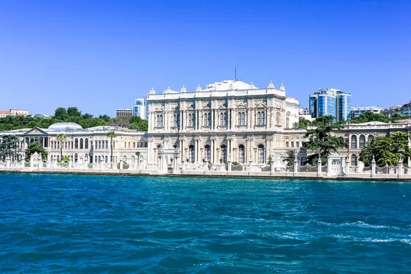 Palácio Dolmabahce Istambul Turquia Vista Estreito Bósforo Fotos De Bancos De Imagens Sem Royalties