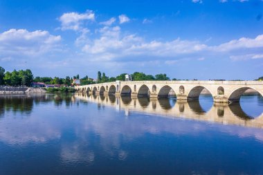 Meriç Nehri ve Türkiye 'nin Edirne kentindeki köprü