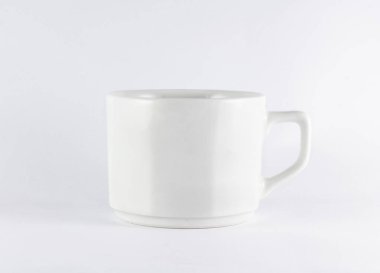 Beyaz arka planda beyaz bir kupa