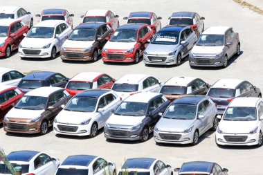 Havaalanı otoparkında bir sürü araba var.