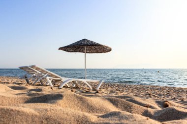 plajda şemsiye ve şezlong