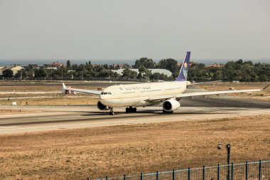 İstanbul Atatürk Havalimanı'nda kalkışa hazırlanan uçaklar