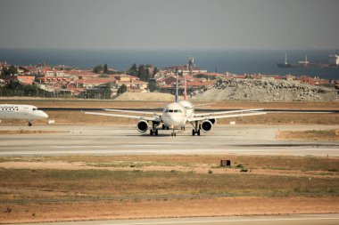 İstanbul Atatürk Havalimanı'nda kalkışa hazırlanan uçaklar