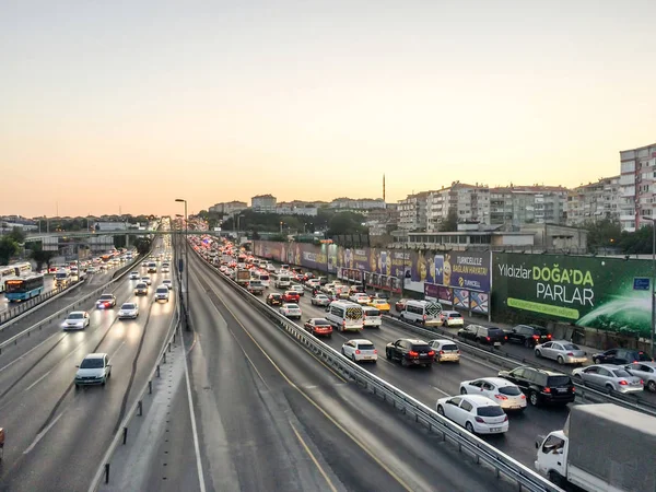 土耳其伊斯坦布尔日落时分的交通 — 图库照片