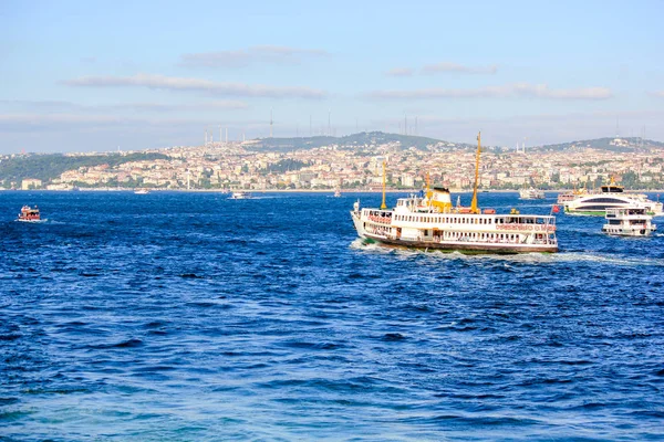 Ferry Trae Pasajeros Estambul Turquía —  Fotos de Stock
