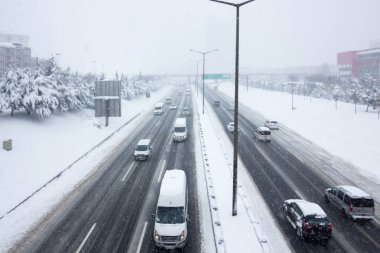 Kar Fırtınası Sırasında Otoyolda Trafik