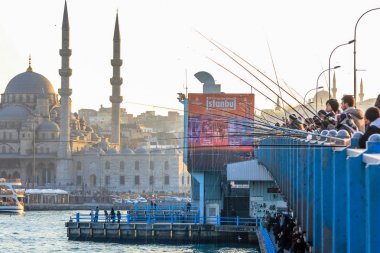 İstanbul Türkiye'deki Galata Köprüsü'nde gün batımında balıkçı balıkçılığı