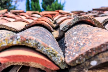 Eski kırmızı kiremit çatılar yakın çekim