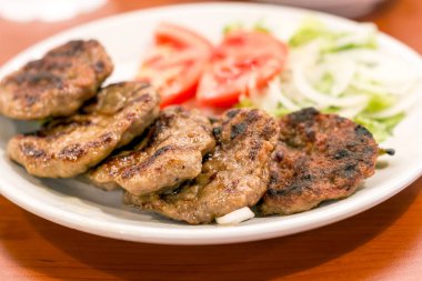 Geleneksel Ev Yapımı Türk Köftesi