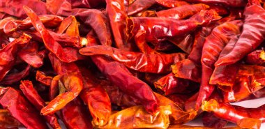 Kurutulmuş kırmızı biber ya da kırmızı biber. Beyaz arka planda izole edilmiş.