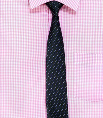 pembe gömlek ve örgü kravat